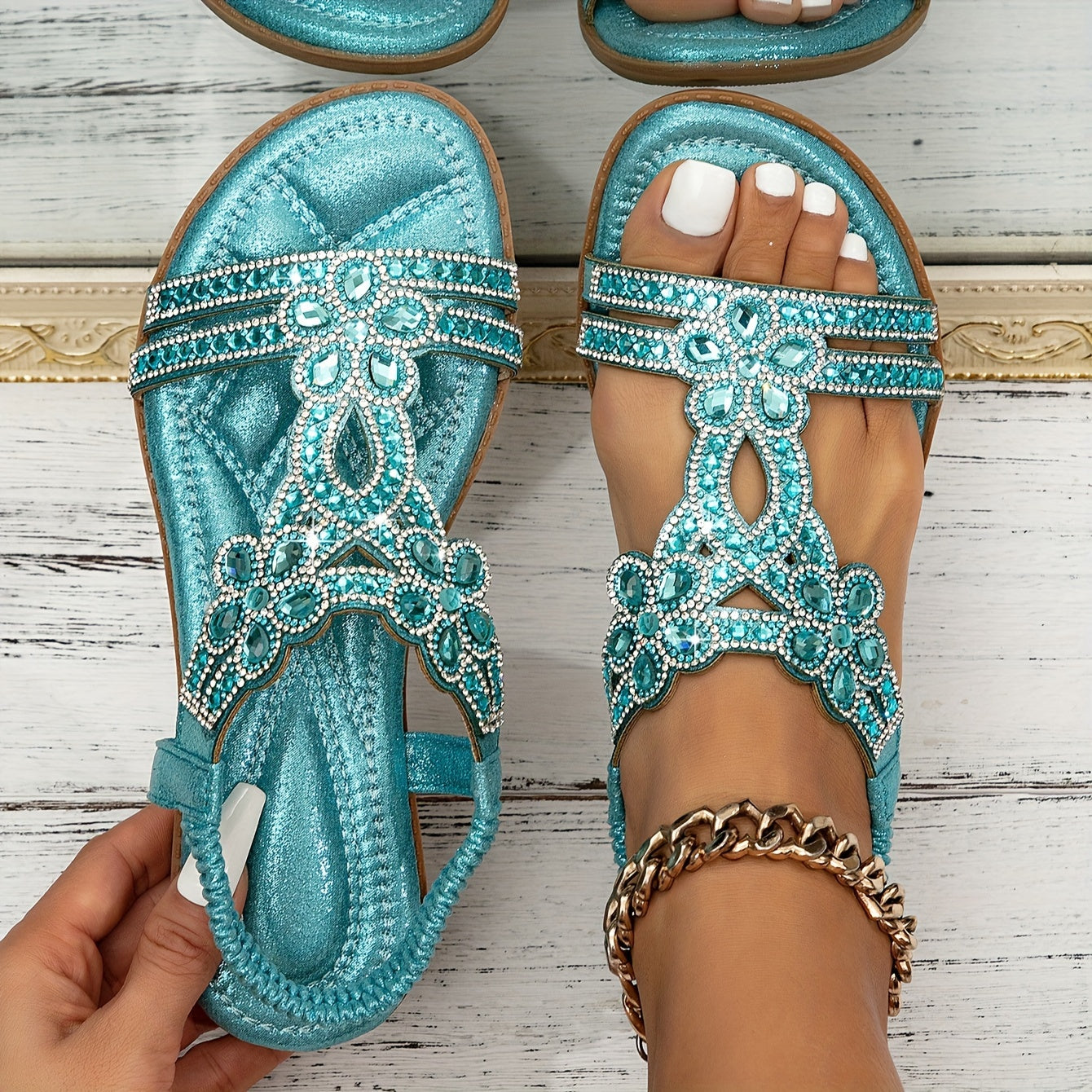 Erika Blau Strass T-Strap Flachsandale für Damen | Boho Stil mit Komfort