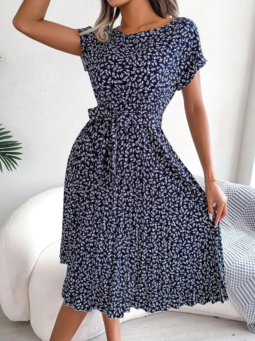 Heidi Dunkelblau Floral Plissee A-Linie Damen Sommerkleid | Elegant Feminine Hochzeit Gartenparty Kleid | Leicht Fliessend - S/M/L/XL/2XL